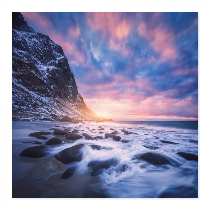 Sonnenuntergang am Strand der Lofoten (Norwegen), Berge, Wellen & Felsen.