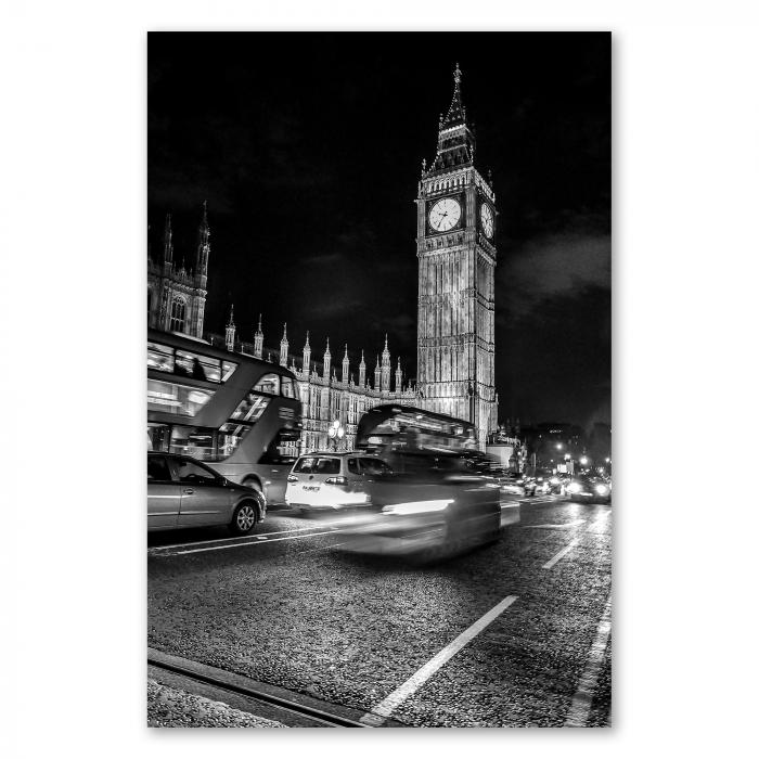 Der Big Ben in London bei Nacht, erstrahlt im Scheinwerferlicht - ein stimmungsvolles Motiv.