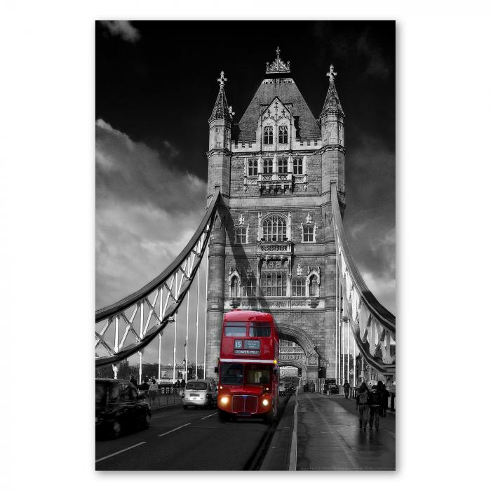 Ein roter Doppeldeckerbus fährt auf der Tower Bridge in London. Die Brücke und der Hintergrund sind in schwarz-weiß gehalten.