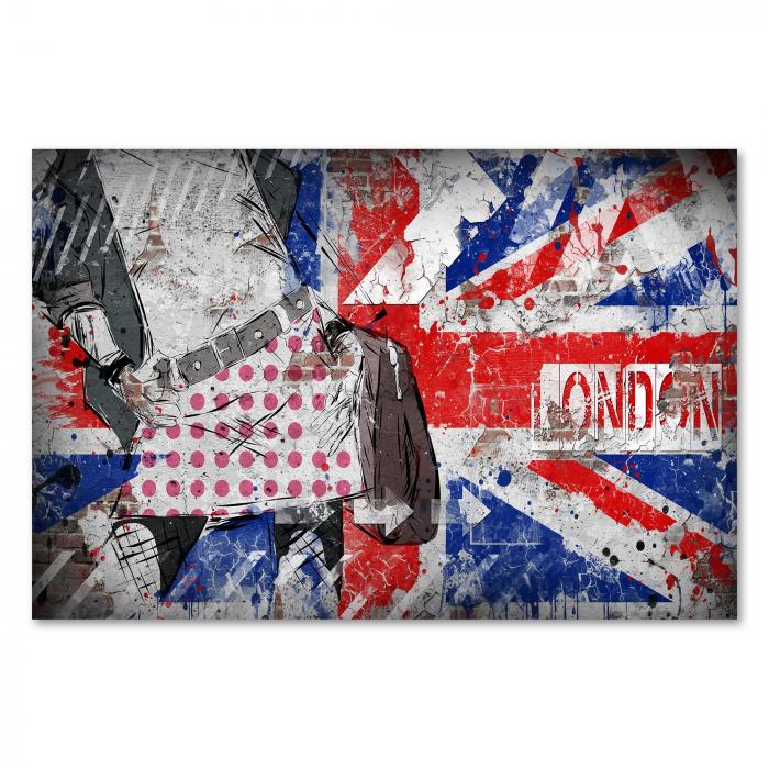 Stilvolle Frau mit Rock und Lederjacke vor einem Graffiti der britischen Flagge (Union Jack).