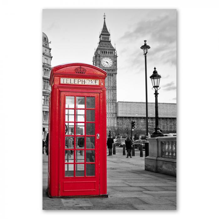 Eine rote Telefonzelle steht auf einem Gehweg vor dem Big Ben. Der Hintergrund mit Menschen ist in schwarz-weiß gehalten.