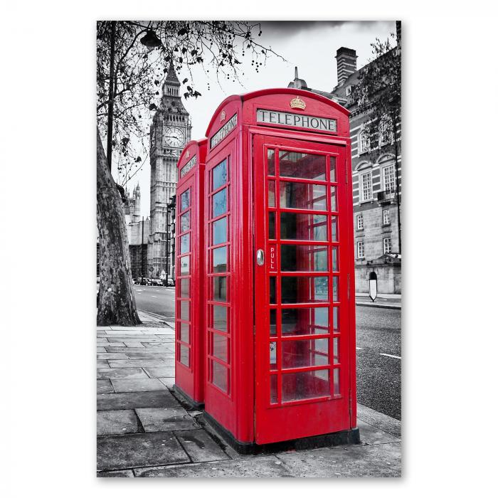 Zwei rote Telefonzellen stehen am Straßenrand vor dem Big Ben in London. Der Hintergrund ist in schwarz-weiß gehalten.