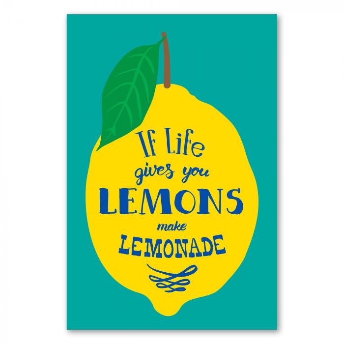 Gelbe Zitrone mit grünem Blatt und dem Spruch "If life gives you lemons, make lemonade" auf türkisfarbenem Hintergrund.