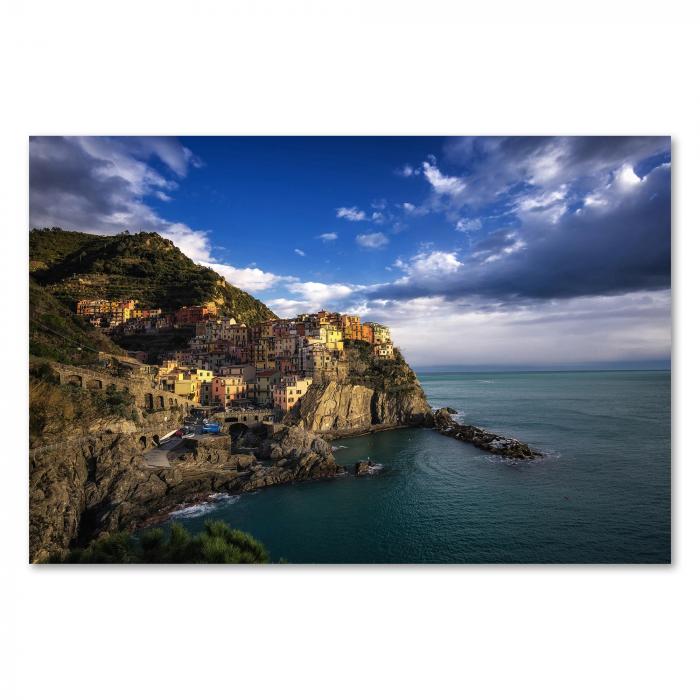 Manarola (Cinque Terre, Italien) - bunte Häuser an steilen Klippen überm Meer.