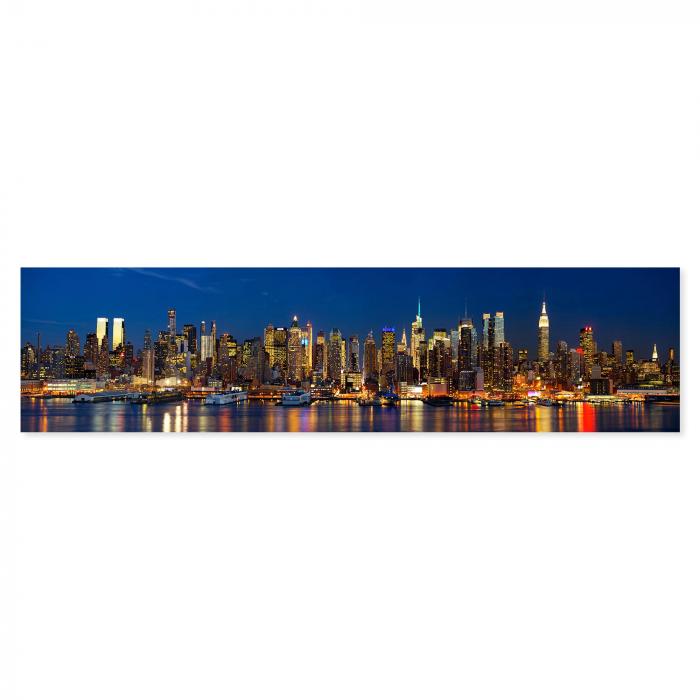 Skyline von Manhattan bei Nacht - glitzernde Wolkenkratzer, Hudson River.