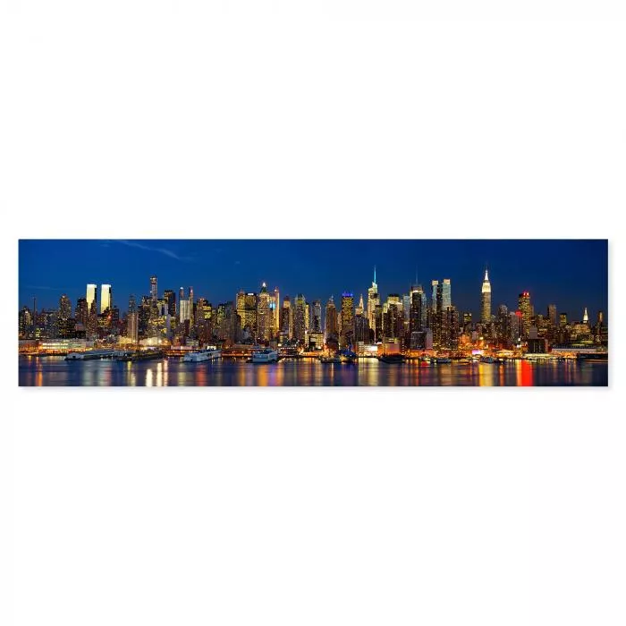 Skyline von Manhattan bei Nacht - glitzernde Wolkenkratzer, Hudson River.