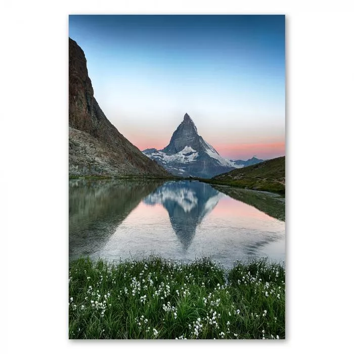 Das majestätische Matterhorn spiegelt sich im kristallklaren Wasser – ein magischer Moment im Morgenlicht.