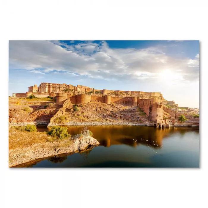 Mehrangarh Fort in Indien, Sonnenuntergang, Spiegelung im Wasser.