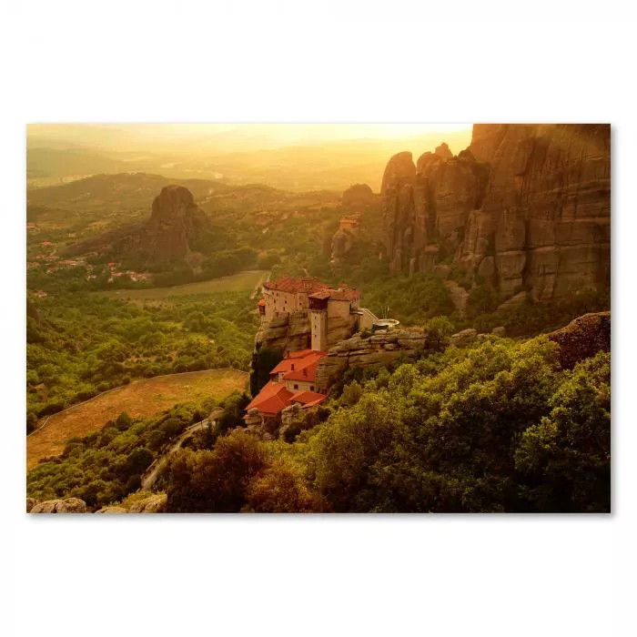 Kloster auf Felsen, Meteora (Griechenland), Sonnenuntergang, mystische Stimmung.