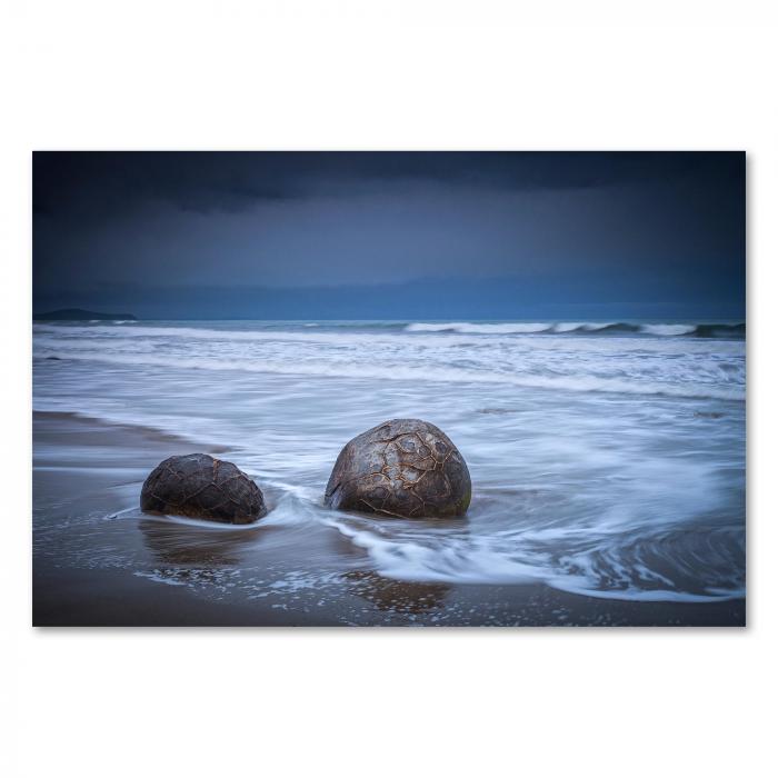 Zwei Moeraki Boulders am Strand (Neuseeland), Wellen brechen - mystisch.