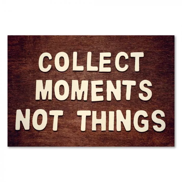 „Collect moments not things“ auf Holz, erinnert an wertvolle Erlebnisse, die materielle Güter übertreffen.