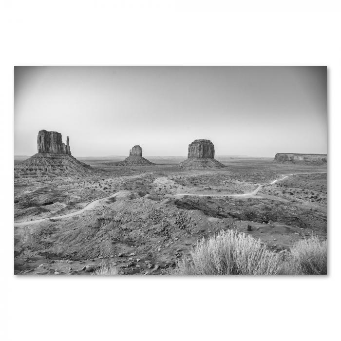 Panorama: Monument Valley in Schwarzweiß, Straße durch karge Landschaft.