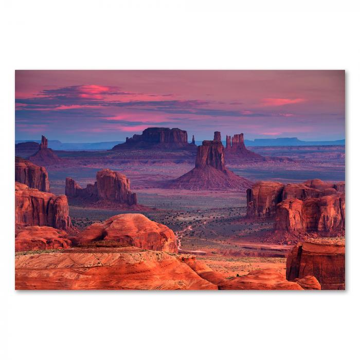 Monument Valley, Felsformationen im Sonnenuntergang, weite Landschaft.