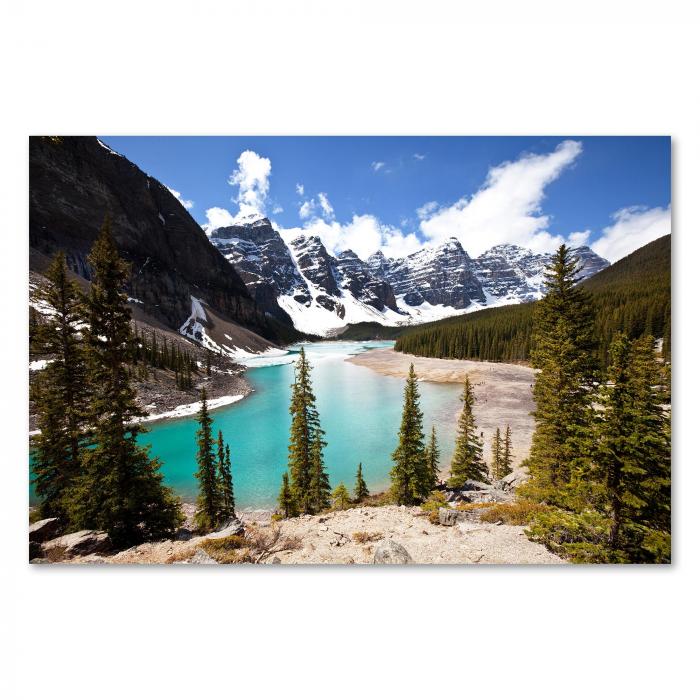 Moraine Lake in den kanadischen Rocky Mountains strahlt in türkisblauem Wasser, schneebedeckte Gipfel im Hintergrund.