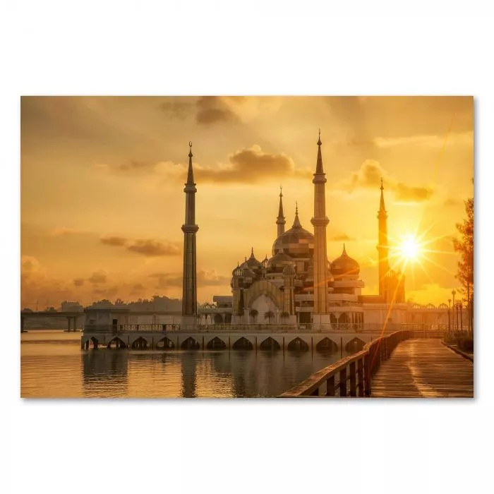 Morgensonne taucht Moschee in Malaysia in goldenes Licht - magischer Moment.