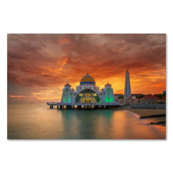 Moschee auf Stelzen im Wasser, Himmel erstrahlt in warmen Farben des Sonnenuntergangs.