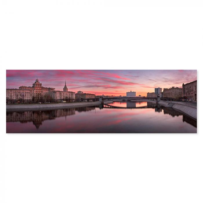 Panorama: Moskauer Skyline, Sonnenuntergang, warme Farben, Fluss.