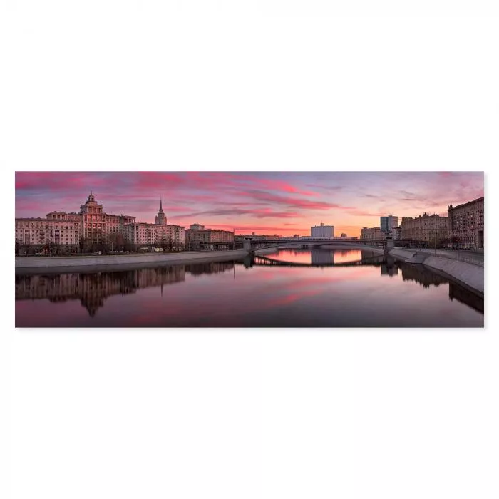 Panorama: Moskauer Skyline, Sonnenuntergang, warme Farben, Fluss.