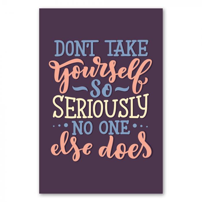 "Don't take yourself so seriously...", inspirierendes Zitat in bunten Buchstaben auf dunklem Hintergrund, Humor & Selbstironie.