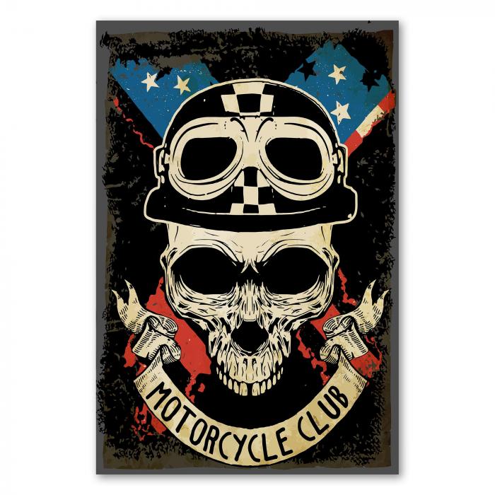 Ein Totenkopf mit Motorradhelm und Schutzbrille vor einer US-Flagge.