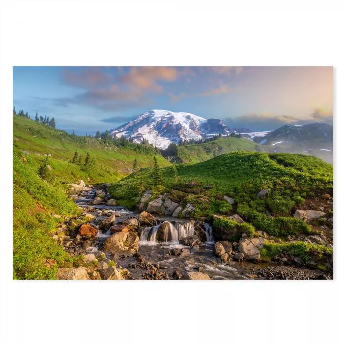 Mount Rainier: Schneebedeckter Gipfel, grüne Wiesen, Gebirgsbach - schön.