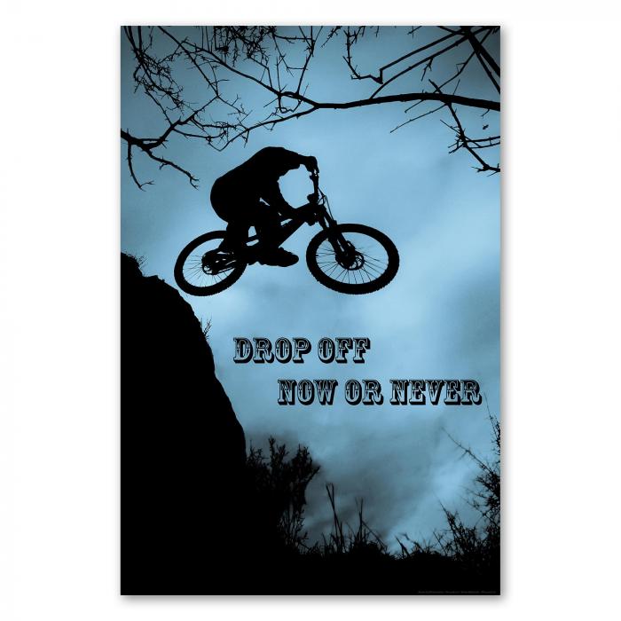 Ein Mountainbiker springt von einer Klippe, der Spruch "Drop Off Now or Never" verstärkt die Botschaft.