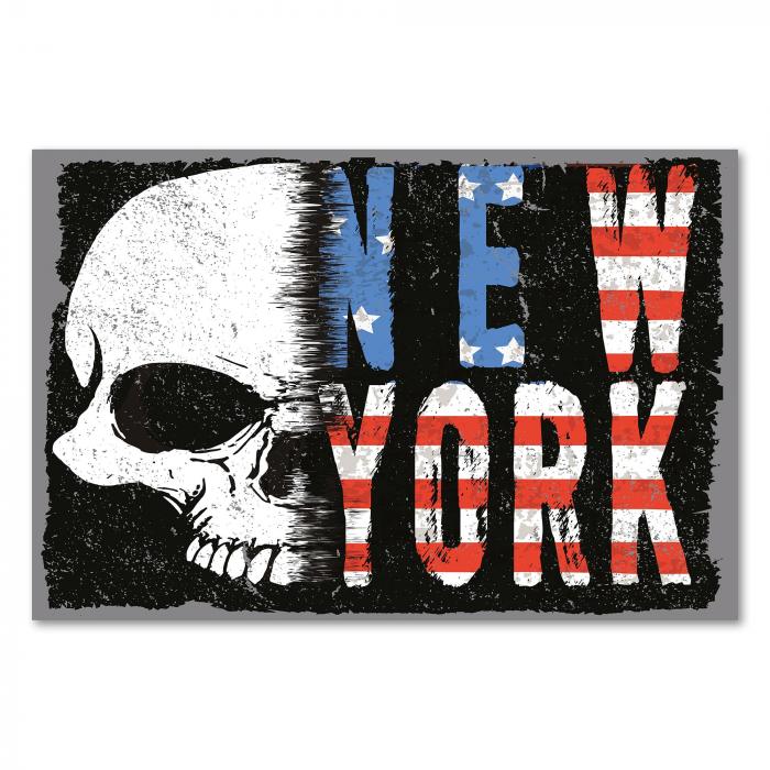 Grunge-Design: Totenkopf mit "New York" in den Farben der amerikanischen Flagge.