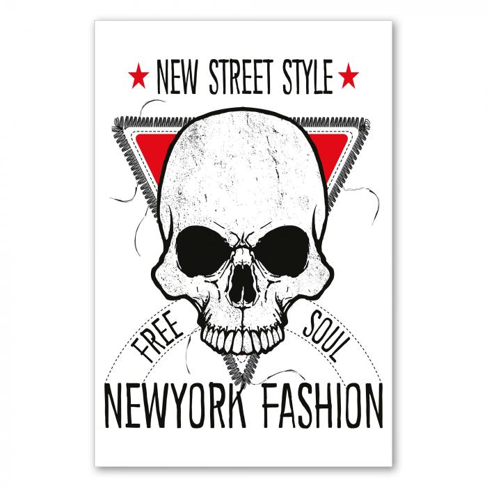 Stylischer Totenkopf im Dreieck, Schriftzug "New York Fashion".