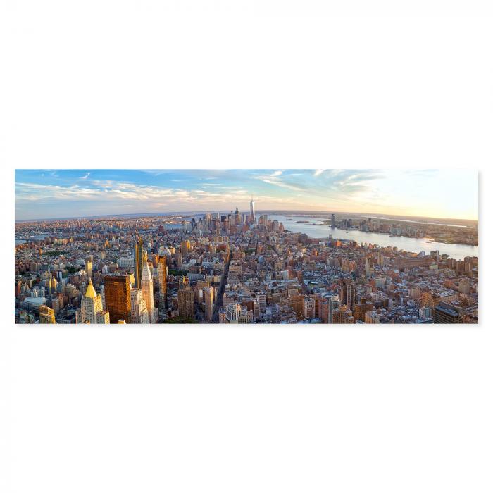 Luftaufnahme von New York City bei Sonnenuntergang mit Blick auf den Hudson River und die Skyline mit den vielen Hochhäusern.