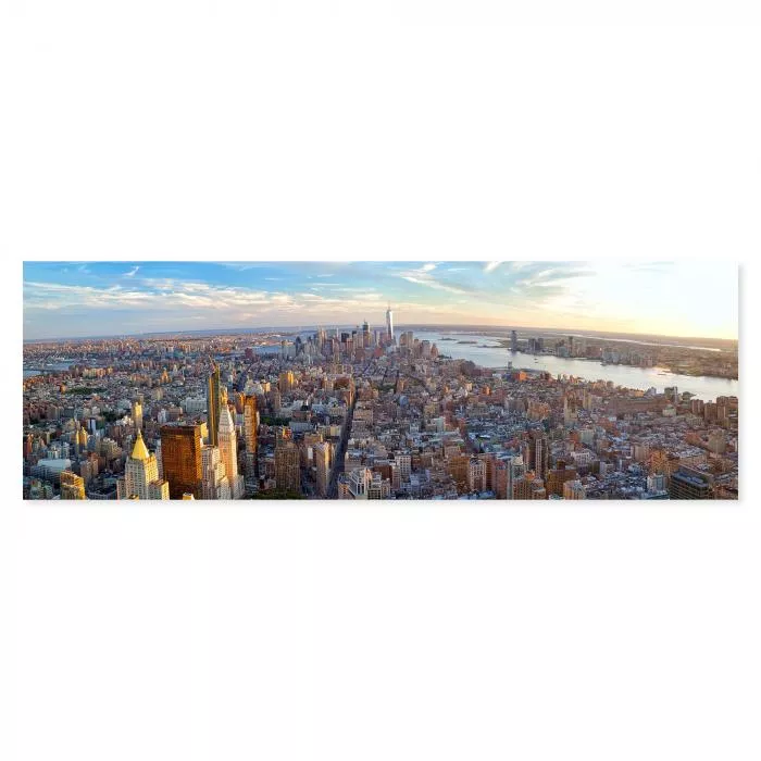 Luftaufnahme von New York City bei Sonnenuntergang mit Blick auf den Hudson River und die Skyline mit den vielen Hochhäusern.