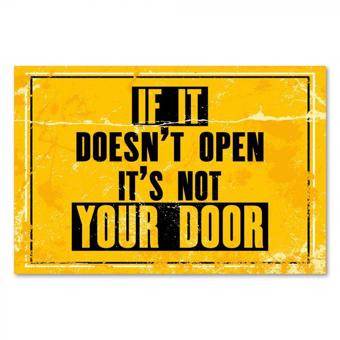 "If it doesn't open, it's not your door" - ein motivierendes Poster für alle, die offen für neue Chancen und Wege sind.