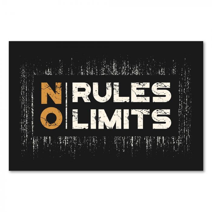 "No Rules No Limits" in markanter Schrift auf dunklem Hintergrund - rebellisches Design.