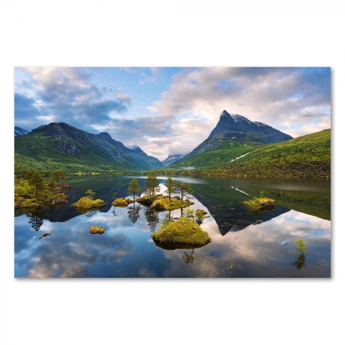 Bergsee in Norwegen, Spiegelung der Berge & des bewölkten Himmels, Bäume auf Inseln.