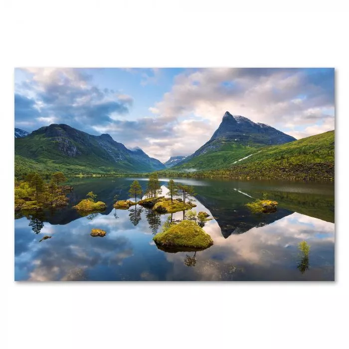 Bergsee in Norwegen, Spiegelung der Berge & des bewölkten Himmels, Bäume auf Inseln.