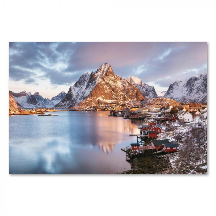 Malerisches Fischerdorf in Norwegen, rote Holzhäuser, winterliche Landschaft. Poster und Leinwand widerspiegeln magische Naturstimmung.