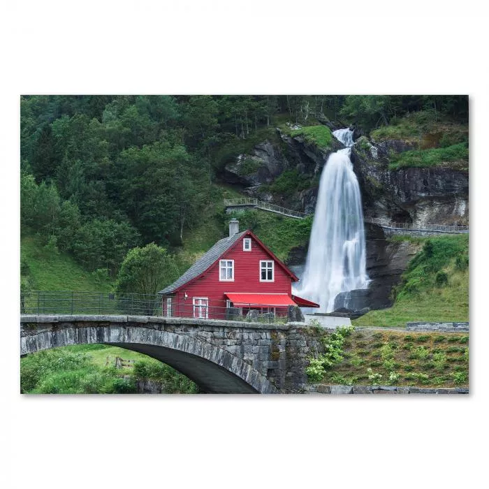 Traditionelles rotes Haus an Wasserfall, Norwegen, Steinbrücke über Fluss.