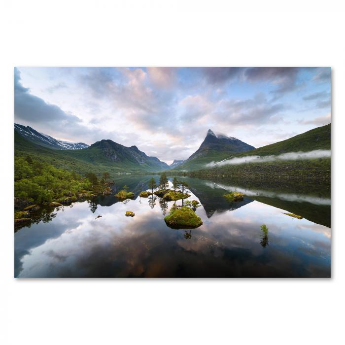 Bergsee, Spiegelung der Berge & des bewölkten Himmels, Inseln mit Bäumen.