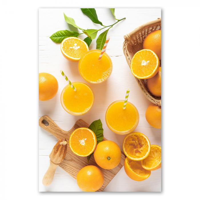 Drei Gläser Orangensaft mit Strohhalmen, Orangen & Zitruspresse - Sommergetränk.