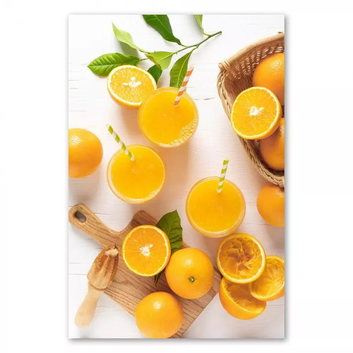 Drei Gläser Orangensaft mit Strohhalmen, Orangen & Zitruspresse - Sommergetränk.