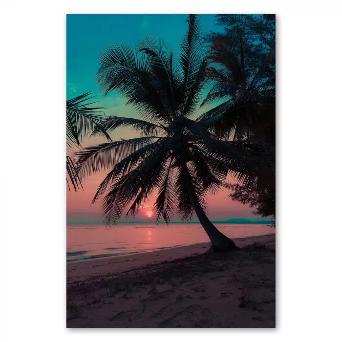 Strand mit Palmen, Sonnenuntergang, warme Farben, Meer glitzert.