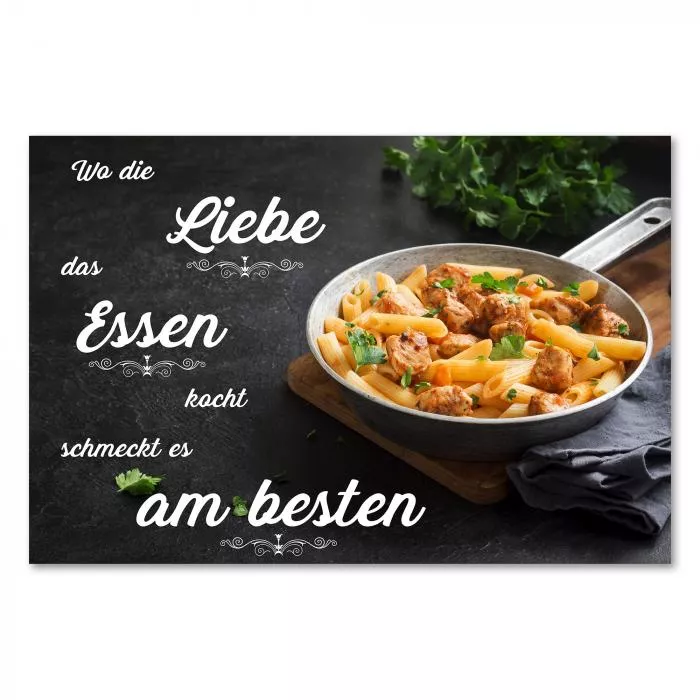 Pfanne mit dampfender Pasta & Hähnchen, liebevoll zubereitet - Genuss für die Sinne.