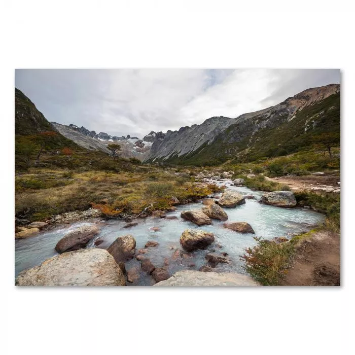 Gebirgsbach, grüne Landschaft, Patagonien, schneebedeckte Berge.