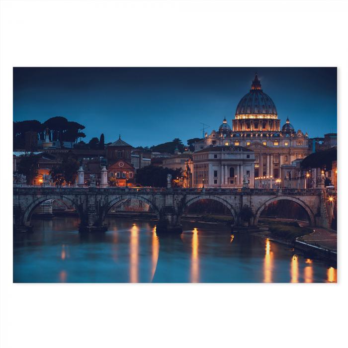 Petersdom (Rom) bei Nacht, beleuchtet, Engelsbrücke, Tiber, blauer Himmel.