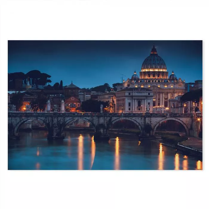 Petersdom (Rom) bei Nacht, beleuchtet, Engelsbrücke, Tiber, blauer Himmel.