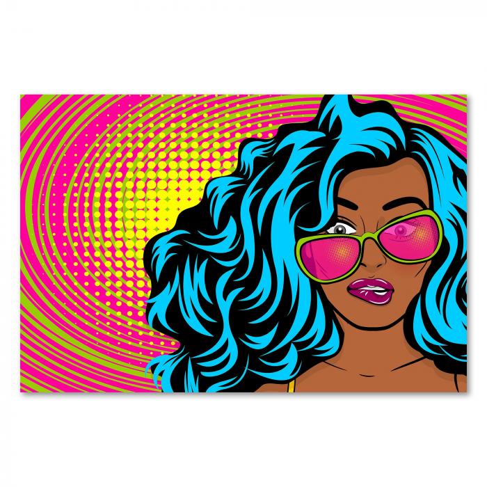 Eine Frau mit blauen Haaren und pinker Sonnenbrille im Pop-Art-Stil - ein Blickfang, der gute Laune verbreitet.