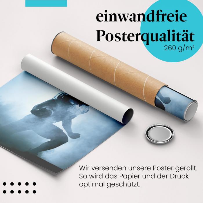 Gerolltes Poster "Football im Nebel". Actionreiche Sportfotografie, sicher verpackt.