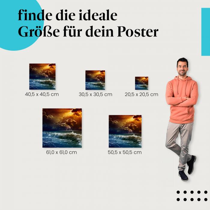 Wähle die ideale Postergröße: Dramatische Szene am Meer mit dunklen Wolken, Blitzen und hohen Wellen.