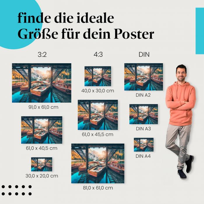 Finde die ideale Postergröße: Bergsee im Herbst, Holzboote, bunte Bäume.