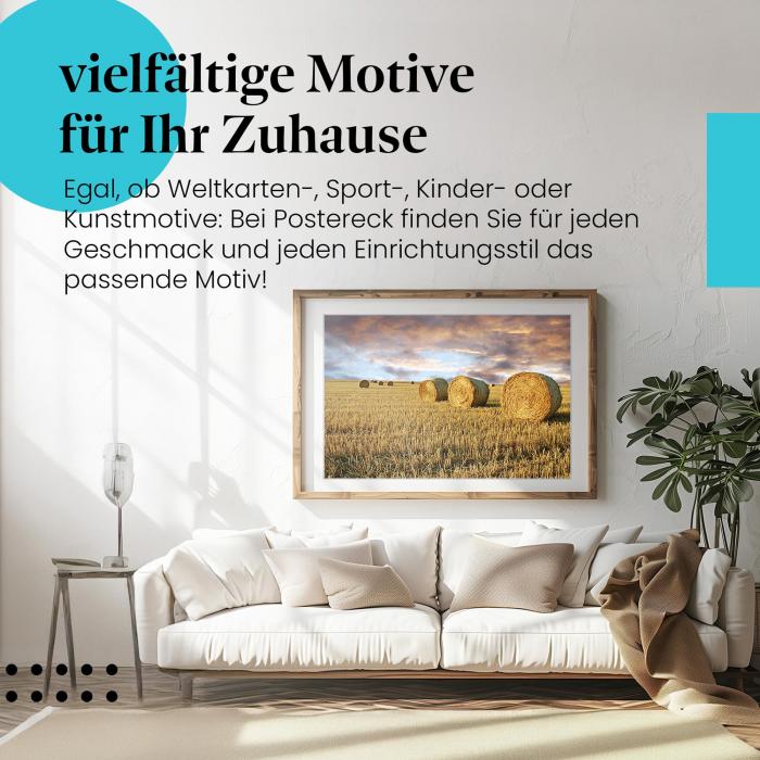 Stylisches Leinwandbild: Goldene Heuballen auf abgeerntetem Feld bei Sonnenuntergang.