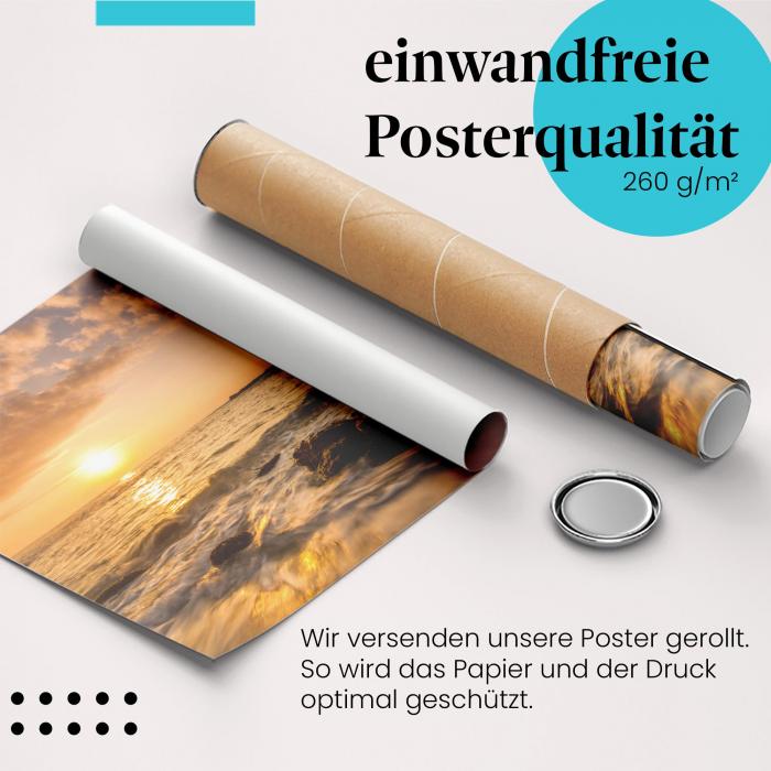 Gerolltes Poster "Golden Hour am Strand" - Sonnenuntergang am Meer, sicher verpackt.